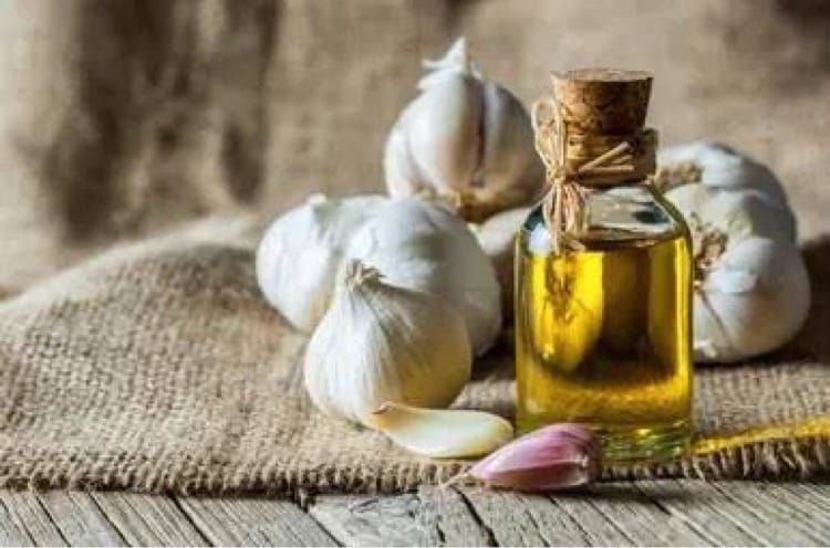 garlic oil and garlic cloves